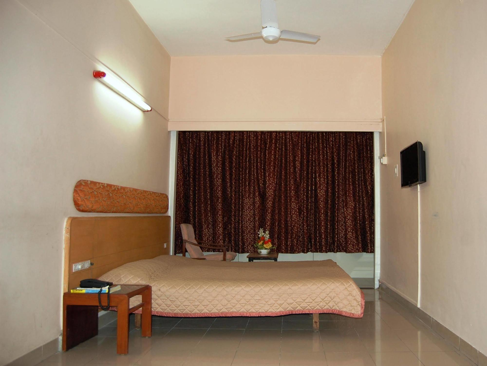 Hotel Raviraj Pune Exterior foto